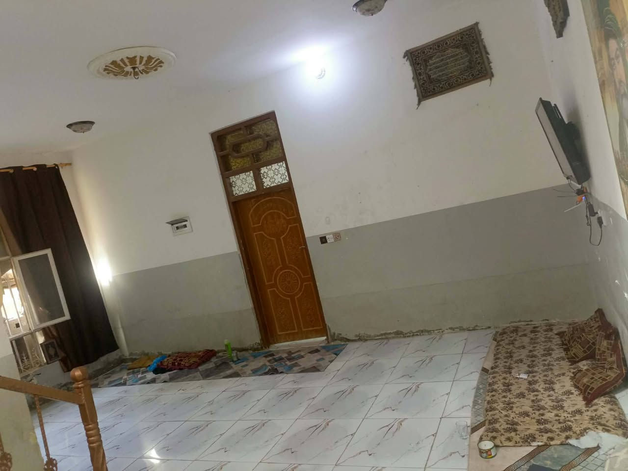 السلام عليكم بيت للبيع طبعا البيت كامل مكمل من ارضيه لبخ سيراميك من كلشي يحتوي على غرفتين صاله مطبخ استقبال مغاسل داخلليه وخارجيه طابو زراعي سند 25 الموقع طريق العويسات منطقه مفتوحه وهدوء كلش سعر البيع نقد 37 واذا اقساط تدفع 30 والبافي حسب الاتفاق علمآ البيت طابقين غرفه في الطابق الثاني ***********
