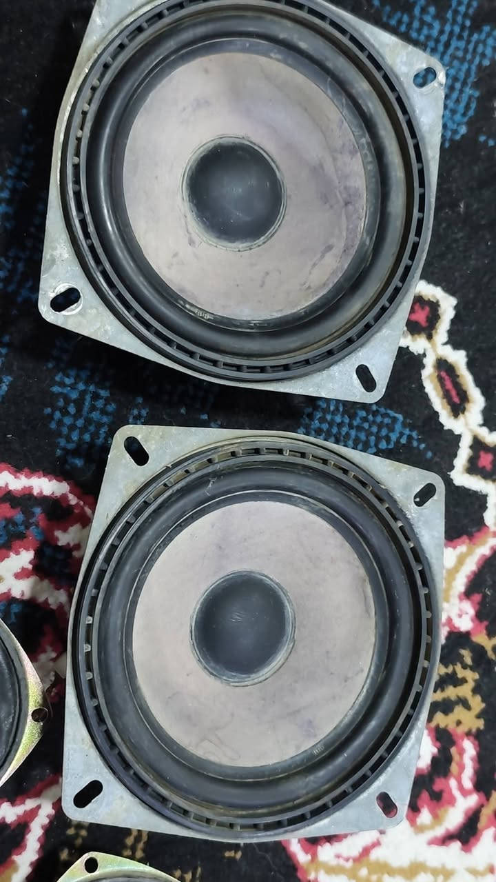 طقم سماعات أصلية بأرقام تسلسلية متطابقة (HB11 & HB12) تضمن نقاء وتوازن الصوت بين الجهتين ورق مكبوس عالي الجودة قديمة مناسبة جداً للتركيب في طبلون أو أبواب سيارات:مقاس 10 سم. تدعم السيارات تويوتا، نيسان صني، ميتسوبيشي لانسر، مرسيدس كلاسيك، وسوزوكي، وغيرها 
 سماعات سيارة ياباني أصلية (قديمة)، مو من هذا الصيني التعبان الموجود بالسوق حالياً.
المقاس: 4 بوصة (10 سم) – تركب بمعظم سيارات التويوتا والنيسان والبي إم 
الصوت: صوت طرب دافئ ونقي جداً، مخروط ورق معالج وشغل بلاد.
الحالة: نظيفة جداً ومفحوصة، وعليها ختم المصنع (HB11/HB12).
السعر: [ السعر، 20 ألف]


**إذا كنت صاحب هذا الإعلان وتريد حذفه لأي سبب، رجاءا أرسل رسالة إلى الدعم الفني**