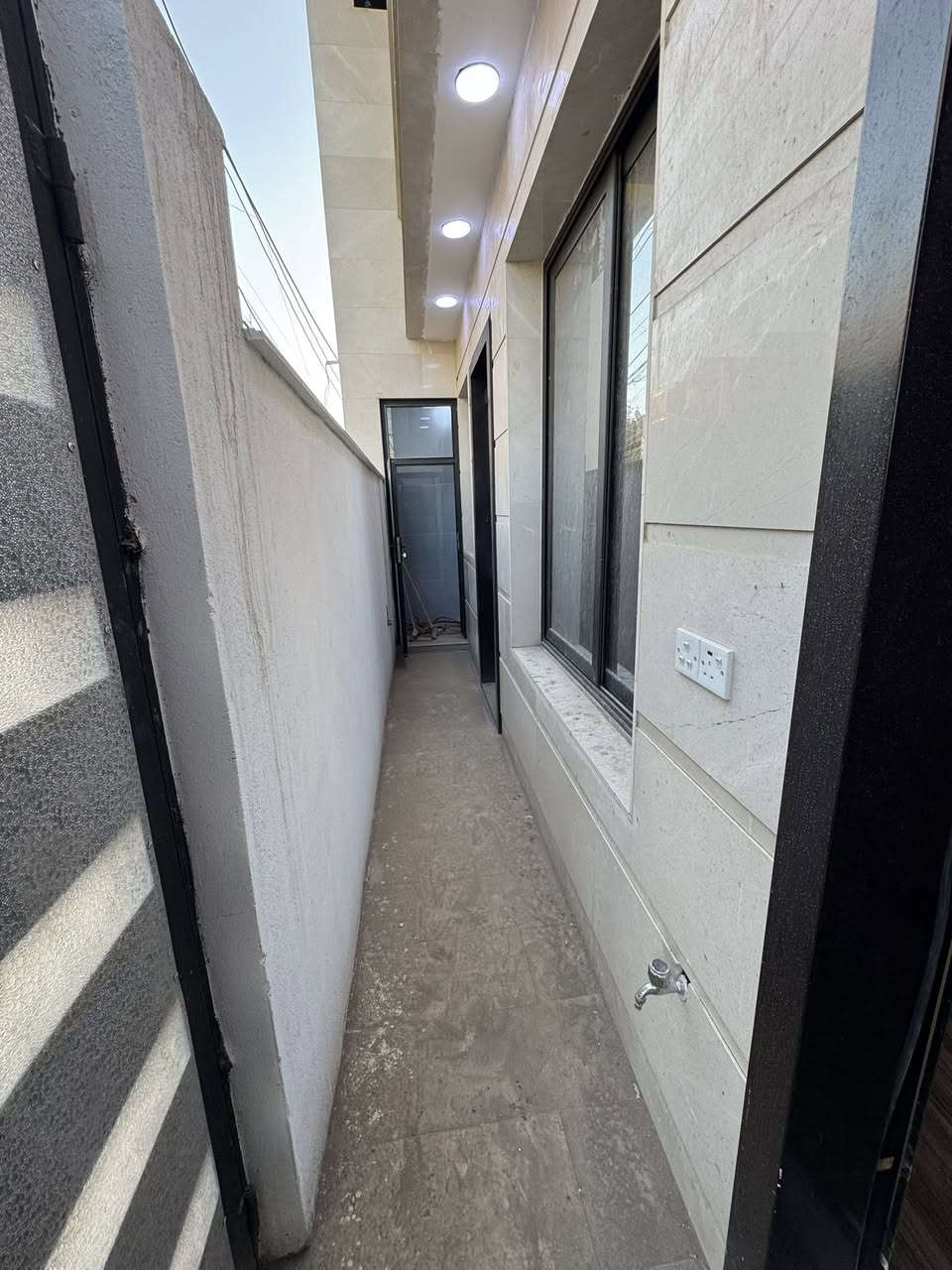 مشتملات تون ركن مع تشجير تجاري سكن لبيع في حي البنوك
المساحة 64م. التك الواحد بناء فول درجة اولى 

الواجهة 8

نزال 8

مدخلين صاله +مطبخ وخدمات طابق ثاني غرفتين نوم سويت  وبيتونه وسطح  

للاستفسار حيدر العادلي 

***********
