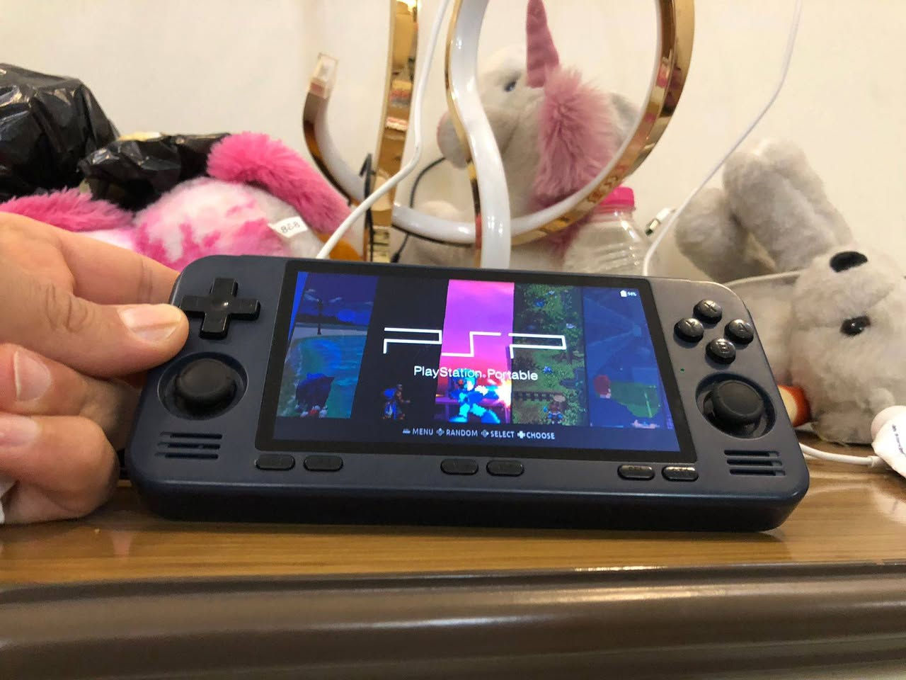 المطابق مرئيًا
#متاح جهاز ألعاب محمول من طراز Powkiddy RGB10Max3 Pro. 

يتميز بشاشة IPS مقاس 5.0 بوصة بدقة 720*1280 بكسل
يعمل بنظام التشغيل JELOS Linux.يحتوي على بطارية مدمجة بسعة 4000 مللي أمبير في الساعة تدعم ما يصل إلى 8 ساعات من اللعب مع رام 64 GB 
يمكنه تشغيل محاكيات مختلفة، بما في ذلك PS2.
 سعر ٧٥ بغداد مدينة الصدر قطاع ١٨ لايوجد توصيل 
***********
