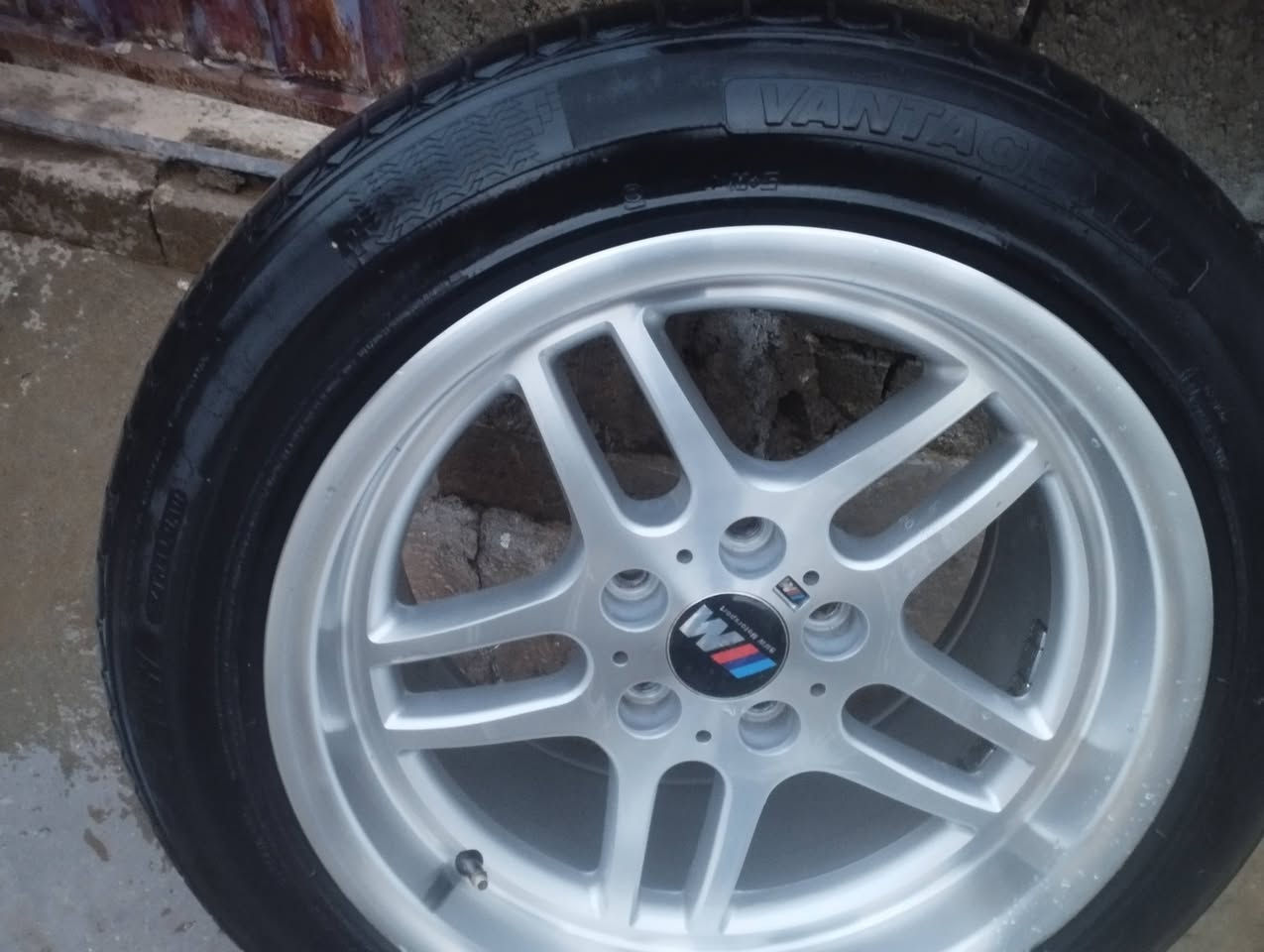 بەناوی خوای گەورە
ئەدمنی بەڕیز
تاقم ئێم 17 دوسایز ویلەکانی سفرە 
درز لەحیم گەڕی لەرزین خواری بەشەرتی یەک مانگ
گۆڕینەوەو فرۆشتن 
***********
