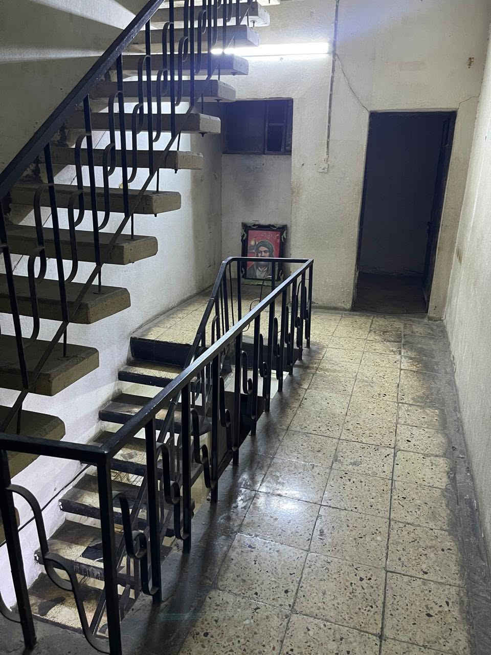 للأيجار
بيت كلاسك شويه تعبان مساحه 65 متر 
يحتوي// مطبخ + صاله + 2 غرف نوم متداخلات وحده ببطن اللخ + خدمات +كراج + مخزن 
الموقع // الشعب قرب جامع الشروفي 
السعر // 400 الف

ملاحظه : البيت مباشر بدون دلاليه 
للاستفسار : ***********
