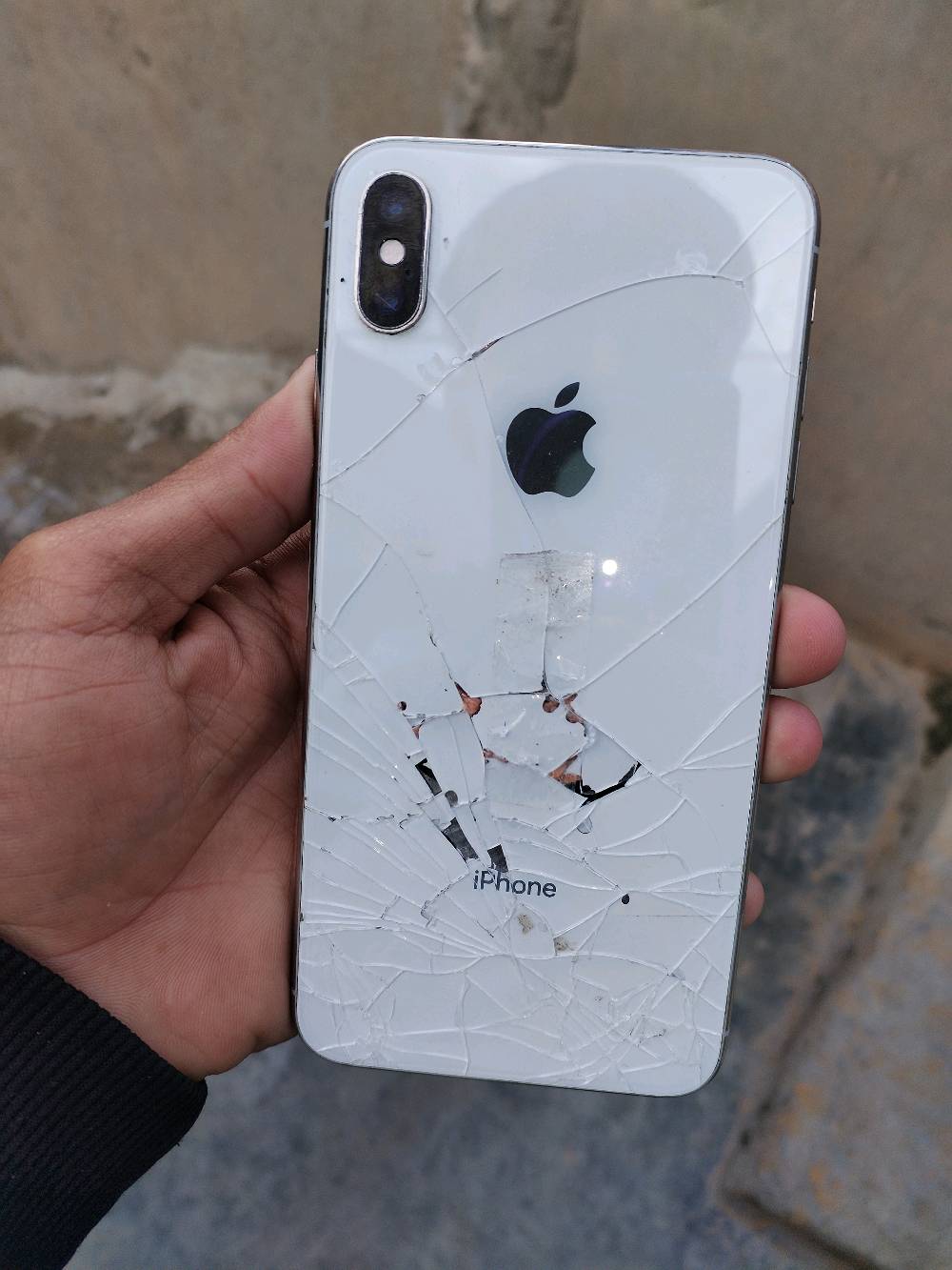 سلام عليكم البيع اكس ماكس بدل بطاريه وشاشه شاشه اصليه ضهرر مكسور 