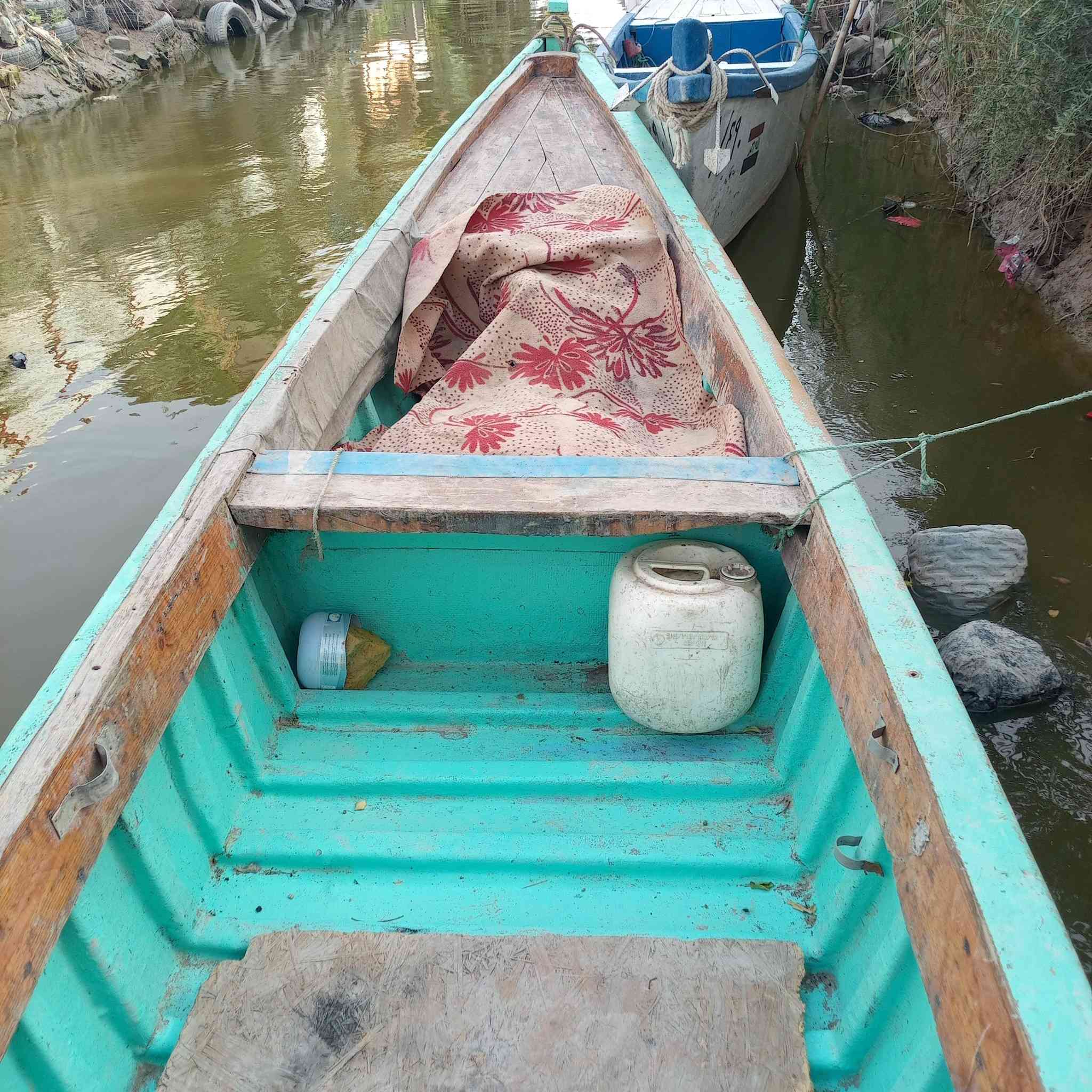 السلام عليكم للبيع فايبر صب طول 16 ذراع شيل ماكينه من 18 الى 40 العرض مالها متر وعشره وال والشراي بخدمته وهذا رقم اتصال ***********
