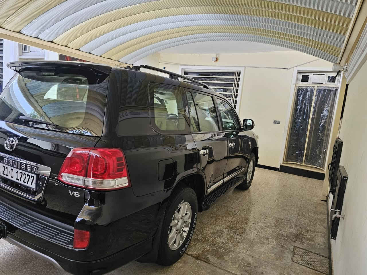 سلام عليكم عندي سياره البيع لاندكروز موديل 2011 رقم سلمانيه سياره جديده وحلوه كشن كهربائي بقلاوة مكفول كفاله عامه ماشيه 100 ألف تحويل مباشر عنوان بغداد ولشراي يتصل على ***********
