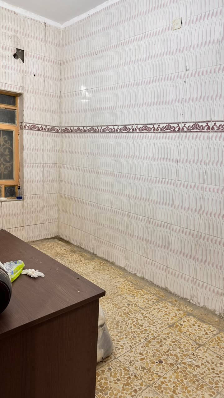 السلام عليكم شقة للايجار سكنية او مكتب شركات 
طابق اول تحتوي على غرفتين وصالة ومطبخ وصحيات العنوان العباسية شارع الفراهيدي 
سعر الايجار ٧٥٠ مع الماء والكهرباء 
للاستفسار ***********
