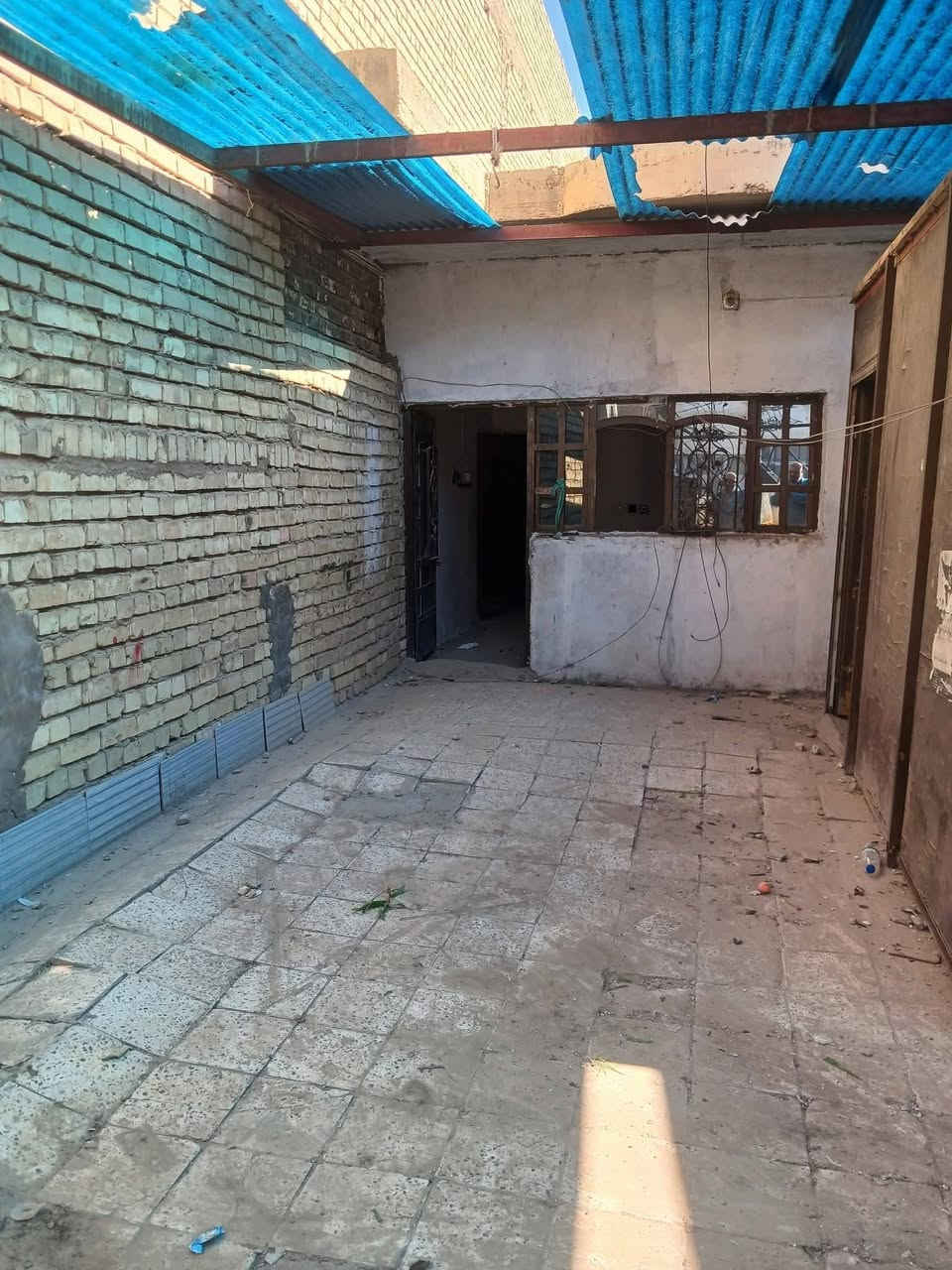 للبيع فقط بيت مساحه ١٠٠متر وجه ٥متر ونزال ٢٠ بناء مسلح طابق واحد بسم واحد طابو صرف يتكون من صاله وخدمات وغرفة نوم ومطبخ خارجي سعر مناسب ٩٥ بي مجال انشالله مكانه شرطه الخامسة شارع مجموعة المصطفى قرب مولده عباس رشيد عرض الشارع ٧ متر للاستفسار اتصل مكتب دارك للعقار ***********
