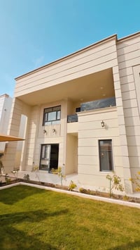 المربع الثاني مجمع الأميرات ٢ • ٣٠٠م • موقع تجاري شارع ٢٠م