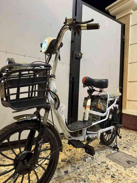 السلام عليكم باسكل حجم ١٤ للبيع مانقص اي شي كله شغال هورن لايت أربع نمر  بطاريات جدد وعلى فحص شرط سعره ١٥٠ ألف تجي وشوف نضافته عنوان رمادي تأميم قادسيه الأولى اتصال على رقم ***********
