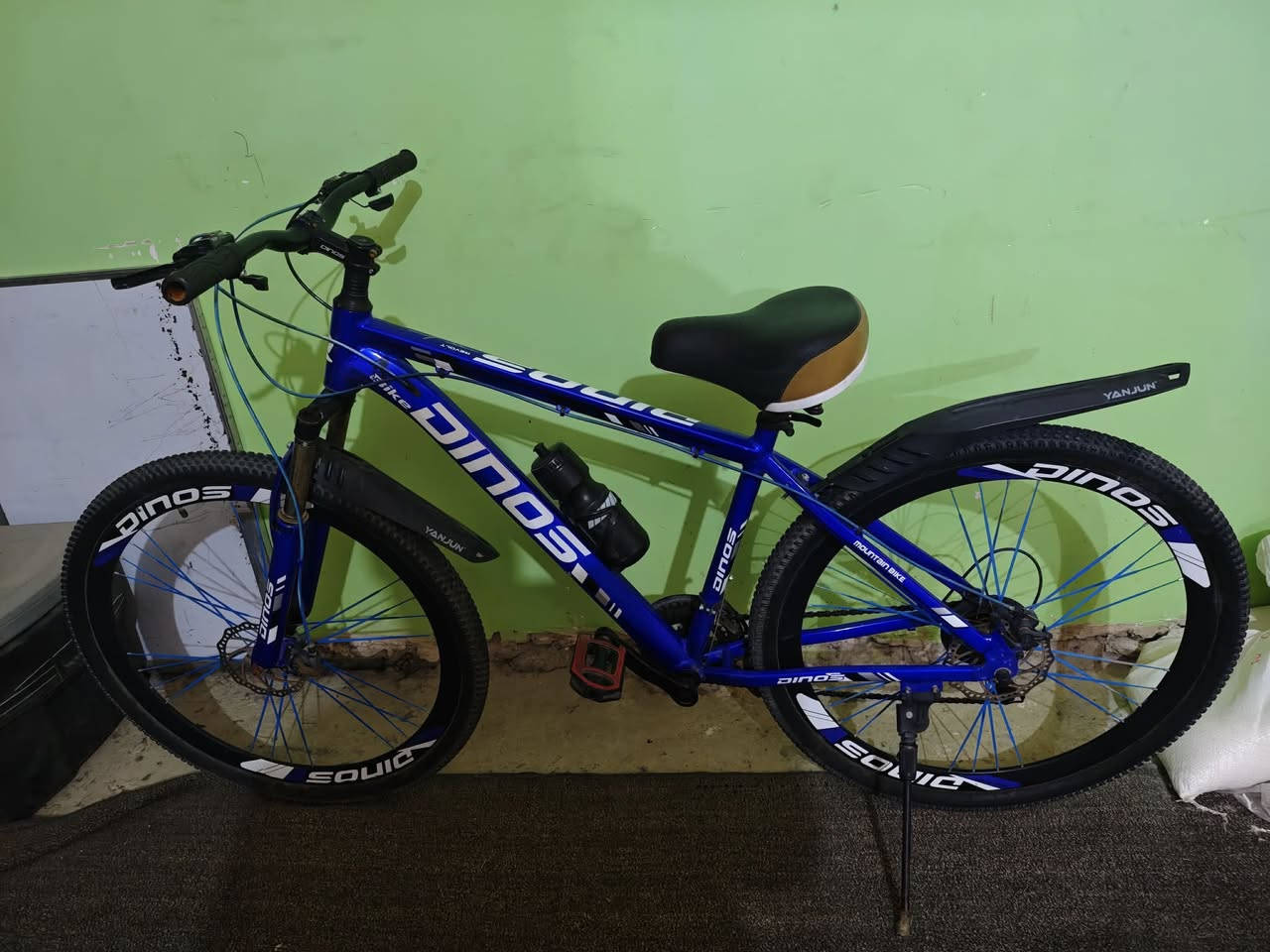 بايك جبلي ماركة داينوس حجم 29  المنيوم يتحمل وزن ثقيل دبلات امامي تحكم قفل وفتح كير امامي 3,سرعات كير خلفي 7 سرعات بريك دسك مقعد طبي 
السعر 150  للعلم ماخذه ب250
العنوان بغداد / حي الإعلام قرب تقاطع درويش 
للاستفسار / *********** واتساب
