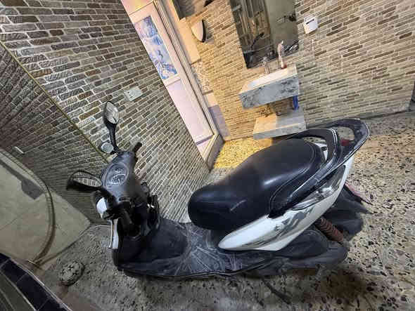 السلام عليكم 
دراجه ثعلب 
للبيع فقط 
الدراجه محرك ممفتوح 
نقص دبلات امامي خلفي و فلتر شوته 
الدراجه نكره 
الاتصال /***********
السعر /٦٠٠ بيه مجال
