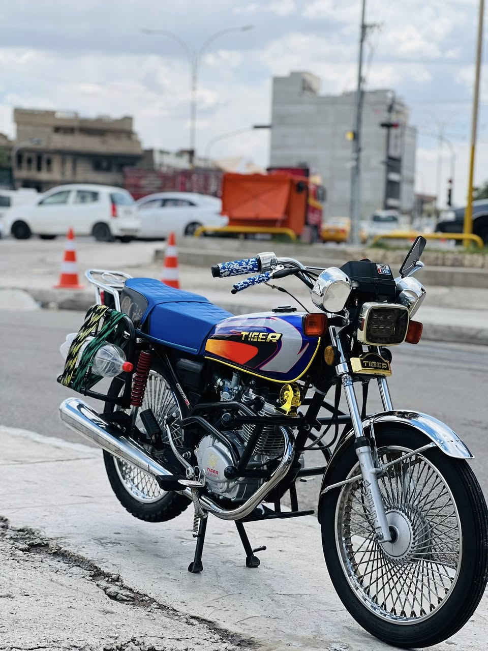 السلام عليكم اخوان عندي هاذا الماطور للبيع مثل ما موضح بصوره شوفو النظافه رايدو ب750 بي مجال شي بسيط تجي تفحصو وين من تريد ودي ولحد يكسر بسعر ماعجبك اعبر المنشور الشراي يتصل على الرقم ***********
