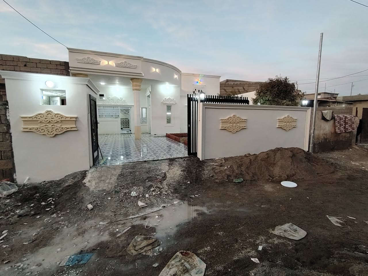 السلام عليكم 
بيت للبيع في حي السلام 
فول سيراميك المساحة٢٥٠م
وجهة فلين
يتكون من ربعة مع غرفتين نوم
وهول ومطبخ في بداية الحي
واصل تبليط وماء وكهرباء وقريب على
المدرسة للاستفسار الاتصال على الرقم 
***********
مكلف بالنشر
