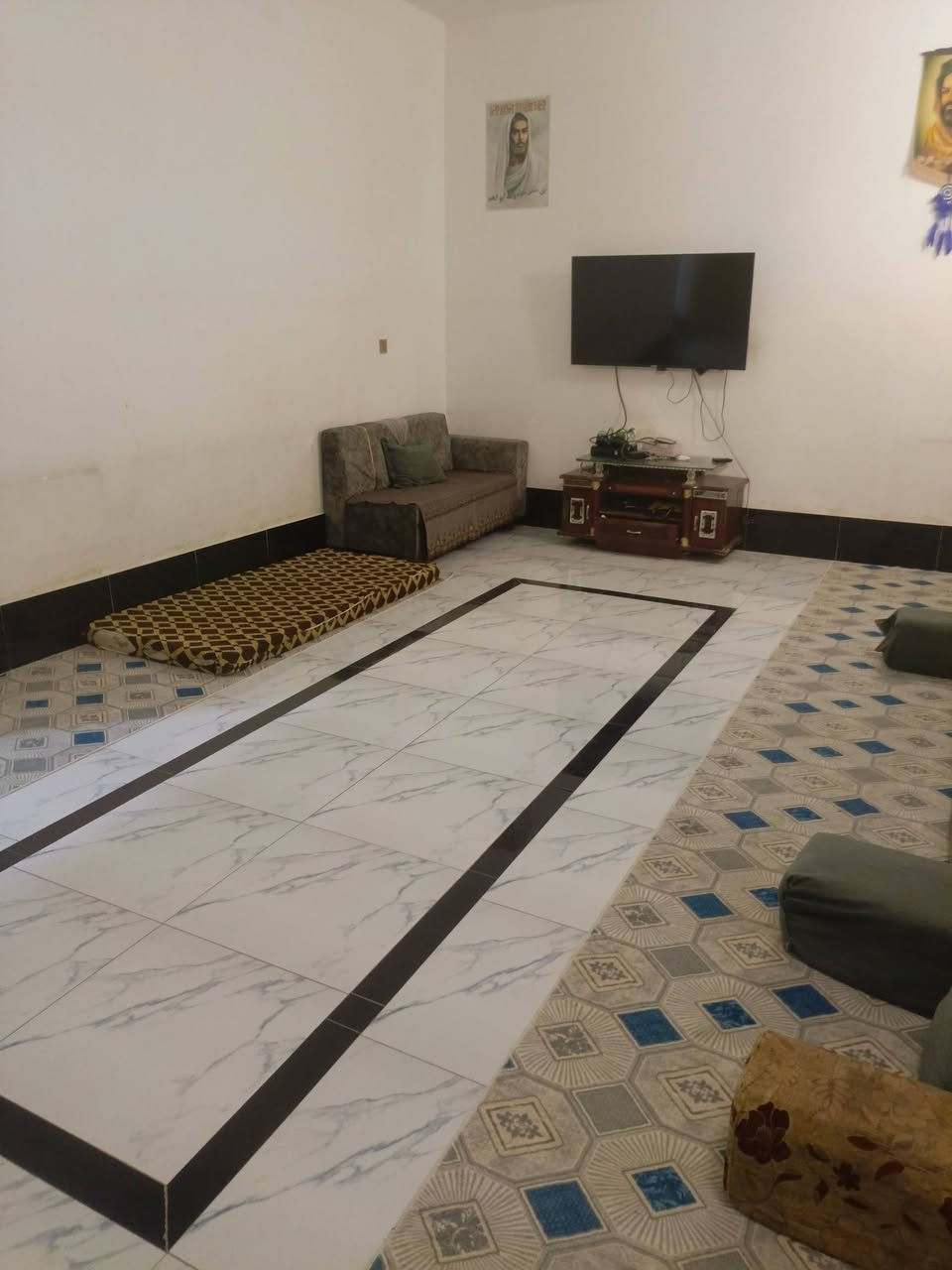بيت للبيع طابو صرف المساحه ٢٥٠م وجه اولى ع الشارع العام مقابيل طاقة الكهرباء  منطقة السراي يتكون من غرفتين وصاله ومطبخ حار وبارد واستقبال بناء حديث للاستفسار  الاتصال ع الرقم التالي *********** واتساب/ اتصال

