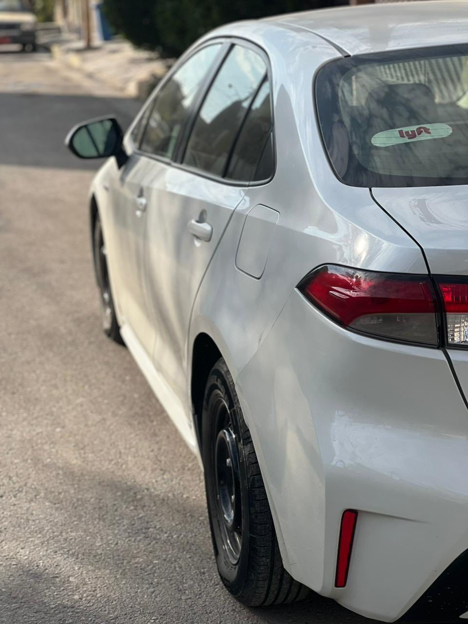 السلام عليكم
كورلا هايبرد ٢٠٢١ 

معروفه مواصفاتها

حادثها فقط باب مبدل وبارد يم قبق البانزين وصار بيها بالجاملغ كد شبر  بارد 

ب ١٤٠ وبيها مجال رقم بغداد 

***********
