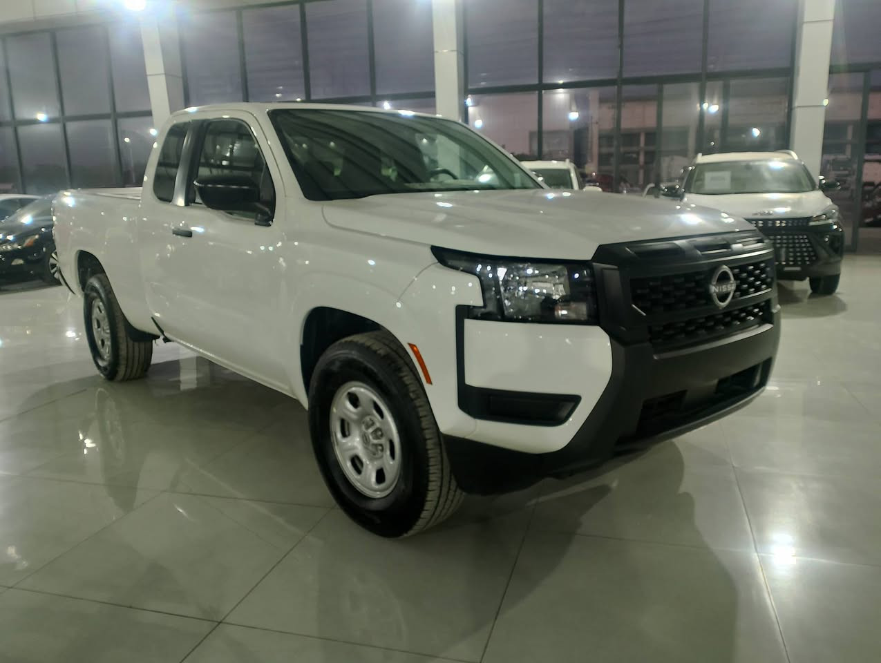 نیسان فورتنر 2025  ماشیه 200کیلو بعدمام رقم زیرو گیر اوتوماتیك ست سلندر سعر220ورقه مکانی کلار***********
