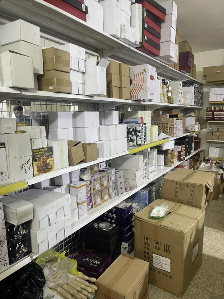 السلام عليكم وف 120
عندي 7
كل استاند يجي بي 5رفوف واذا تريد اكثر هم موجود 
حي الجهاد 
***********
