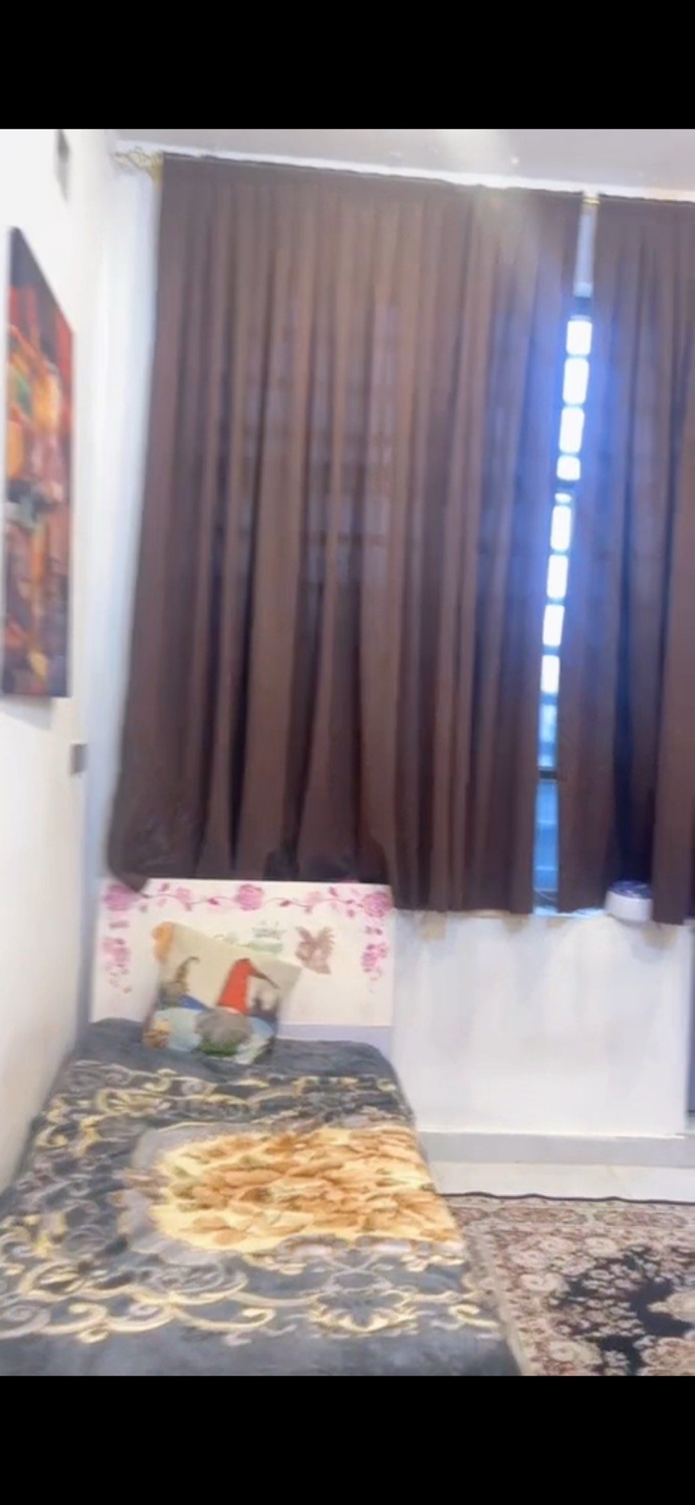  سلام عليكم بيت للبيع بناء حديث سنة 2025 بغداد المحمودية حي المهندسين الشارع الاول زراعي سند 25 اقرار محكمة مساحة 150م يحتوي الدار على مطبخ حار و بارد .. صالة استقبال غرفتين نوم صحيات خارجية وداخلية للاستفسار وتساب ***********