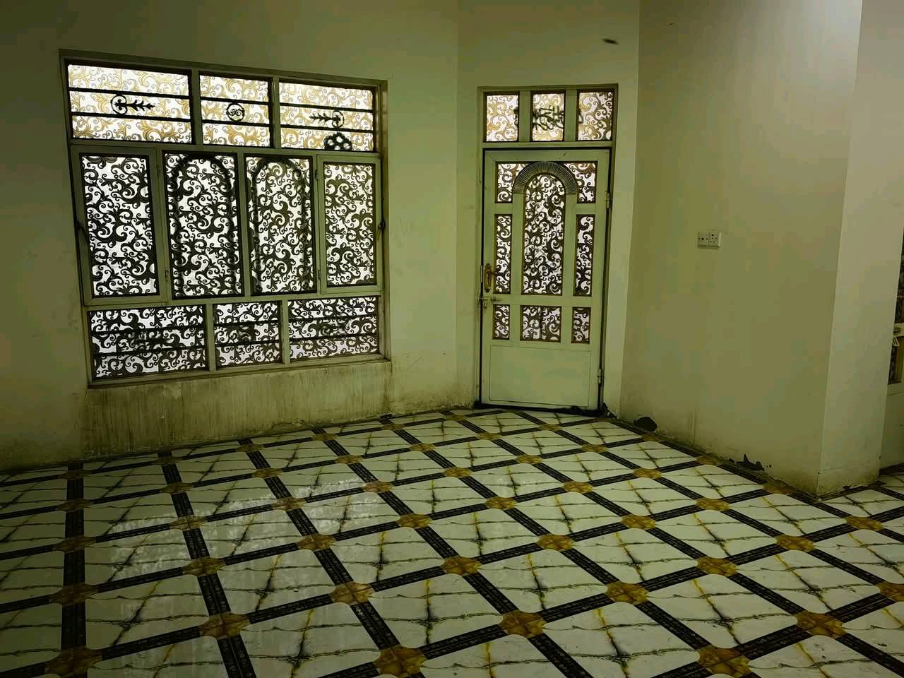 بيت للبيع بناء درجه اولى مسلح حي المعلمين الجديد شارع البطاقة الوطنية قرب اسواق طيوفه المساحة 156 متر  يحتوي على 3 غرف نوم صالتين 3 حمامات واحد غربي وشرقي، المطبخ يحتوي على كاونتر HDF جديد وسيراميك تركي وزارة البيت سيراميك تركي ، السطح ايزوكام، ارضية البيت مرمر فوليت تركي درجة أولى الدرج مرمر مع محجر الطابق الثاني سيراميك، كراج سيارة مع سقيفة، مع مقطورة وسخان وماطور ماء...
لمعرفة السعر على الرقم ادناه ***********