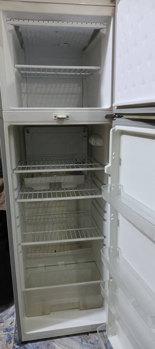 ثلاجه للبيع تبريد شغال والفريز ثلج السعر خاص للستفسار ***********
