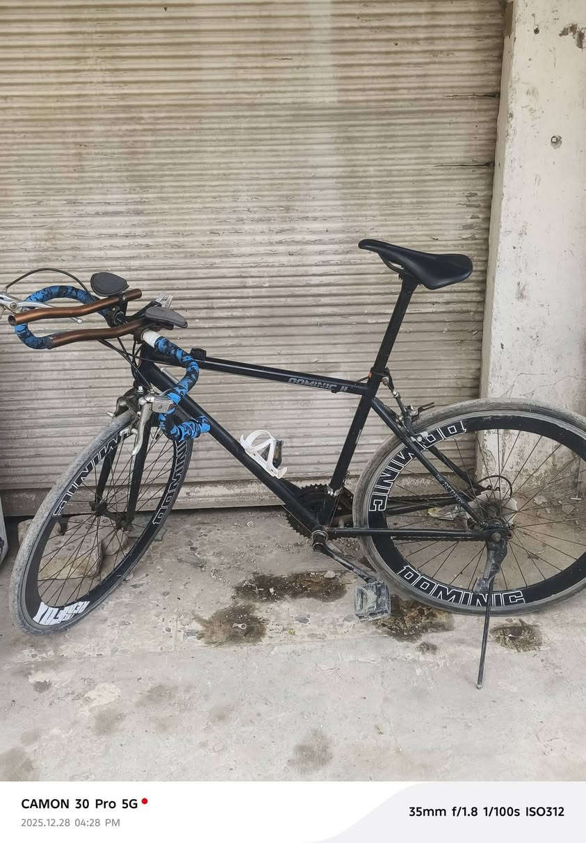 بايسكل للبيع  C700  يحتوي على بوري مال كشن كشن كاربون فايبر عداد سرعة و بلوتوث وخوذه  المكان الحرية الولى *********** السعر 175
