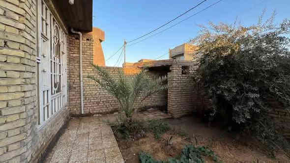 الدار للبيع الكوت حي الجامعه قرب مجمع الرواد السكني 
سنة البناء 18 // 250 متر مربع طابق واحد طابو صرف غرفتين نوم وصاله ومطبخ كبير + حديقه و كراج سياره 
صحيات عدد 3  يباع نقد أو مبادرة المصرف العقاري 
للاستفسار الاتصال على الرقم ***********
واتساب أو ماسنجر
