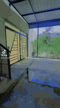 � بيت راقي للبيع – البصرة منطقة الجزيرة / البصرة شط العرب / حي راية 🏡

للبيع بيت حديث ومرتب من الأساس، بموقع مميز قريب من حسينية حجي شنان، ويم مدرسة صقر، سنتر صقر والمستوصف.

📏 المساحة: 600 متر
🏠 مساحة البناء: أكثر من 200 متر
🏗️ البناء جديد وحديث – من أساس طابو وبلوك وفربستون

✨ الطابق الأول:

 • مطبخ تركي راقي جداً
 • صالة فخمة
 • غرفتين نوم
 • ديوانية
 • حمامين (شرقي وغربي)

✨ الطابق الثاني:

 • 4 غرف نوم (إحداها بحمّام خاص)
 • صالة واسعة
 • حمام شرقي وغربي

🌿 الخارج:

 • كراج سيارات وحديقة مرتبة بصفحتين
 • نافورات وزرع طبيعي
 • كاميرات مراقبة تغطي كل البيت

🛋️ ملاحظة:
البيت ممكن يُباع ويّ الغراض أو بدونهم حسب رغبة المشتري (الأثاث والمطبخ والتفاصيل كلها جديدة ومرتبة).

🏡 البيت جاهز للسكن – بناء عصري وموقع  عن فرعين راقٍ جداً
📞 للاستفسار أو المعاينة يرجى الاتصال على: (‭0771 808 7476‬)
