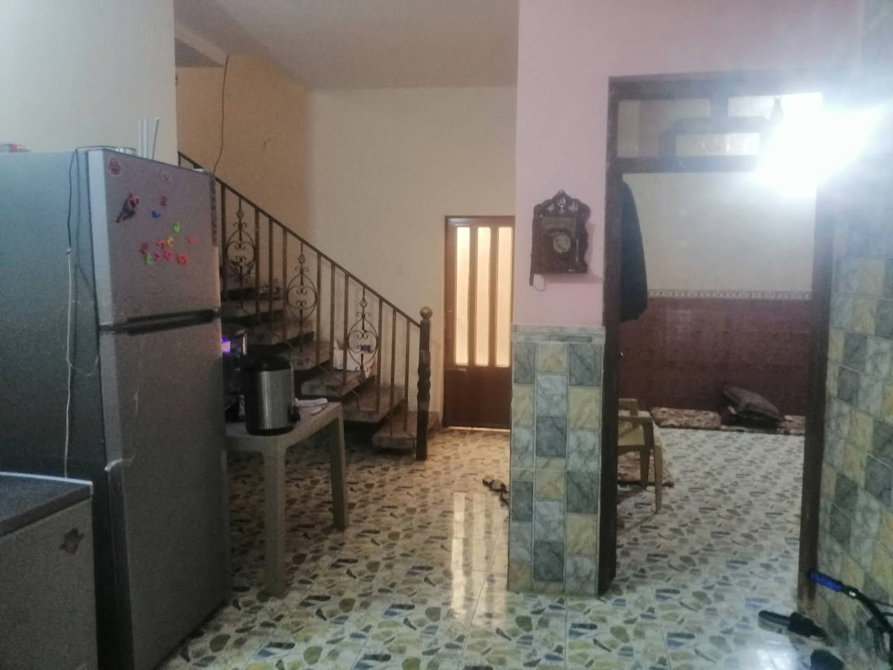 بيت للبيع في الفلوجه حي جبيل قرب شارع ٦٠ المساحه ٣٥٠ واقع حال ٦٠٠ متر شارع ٢٠ طابق واحد بناء ملك صرف  طابوق يحتوي على ٢غرف نوم وصاله ومطبخ ستقبال صحيات داخلية و خارجية السعر ١٩٠ مليون وبي مجال بسيط للاستفسار مراجعة مكتب القمه للعقار او الاتصال على الأرقام التاليه *********** ***********
