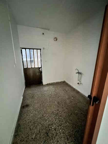 للايجار في السيديه 
بيت 150 م ارضي معزول عزل تام 

يحتوي على غرفتين نوم وصاله ومطبخ وخدمات ومنور

وكراج وحديقه 

شارع 20 م قرب التجاري 

يصلح سكني او تجاري 

ب900 الف قفل 

للاستفسار
***********

***********
واتساب
