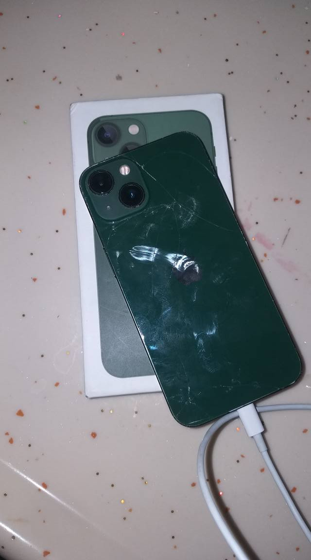 سلام عليكم آيفون 13 عادي ذاكرة 128 بطارية 83 جهاز بلادي مامفتوح فقط الضهر مكسور وقافل ايبود ينفتح تخطي ب50 ألف سبب البيع مستعجل على الفلوس السعر 170 رقمي ***********
