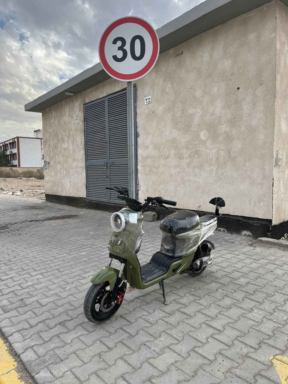 السلام عليكم شباب دراجه شحن للبيع r9 كفاله عامه مانقصها برغي غراضها كامله موديل 2025 سرعه 109 بطاريات كبار 22امبير دراجه جديده بلعافيه ع الياخذها السعر 425 مجالها قليل مكاني تقاطع الكزيزه رقمي واتساب فقط ***********
