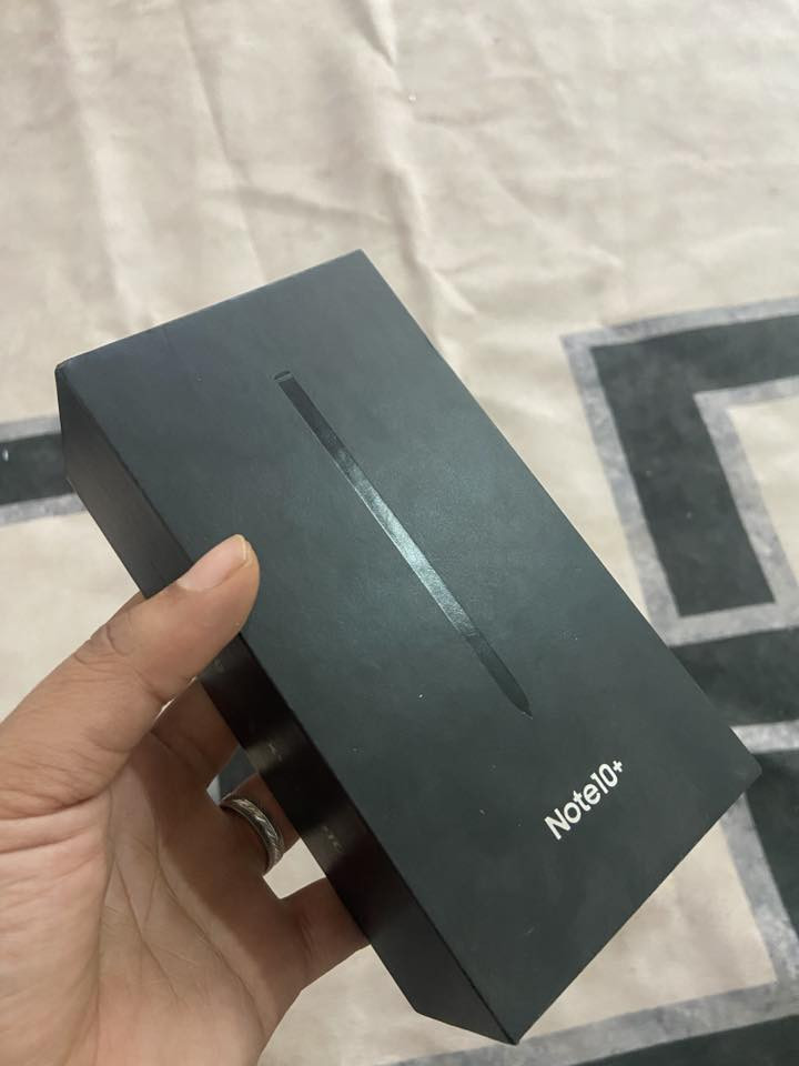 السلام عليكم نوت ١٠ بلص 
جهاز مكفول وما مفتوح 
شرق اوسط ذاكره ٢٥٦ 
مابيه اي تعليك أو اي مشكله ثانيه 
فطر بضهر والقلم ضايع 
*********** واتساب
