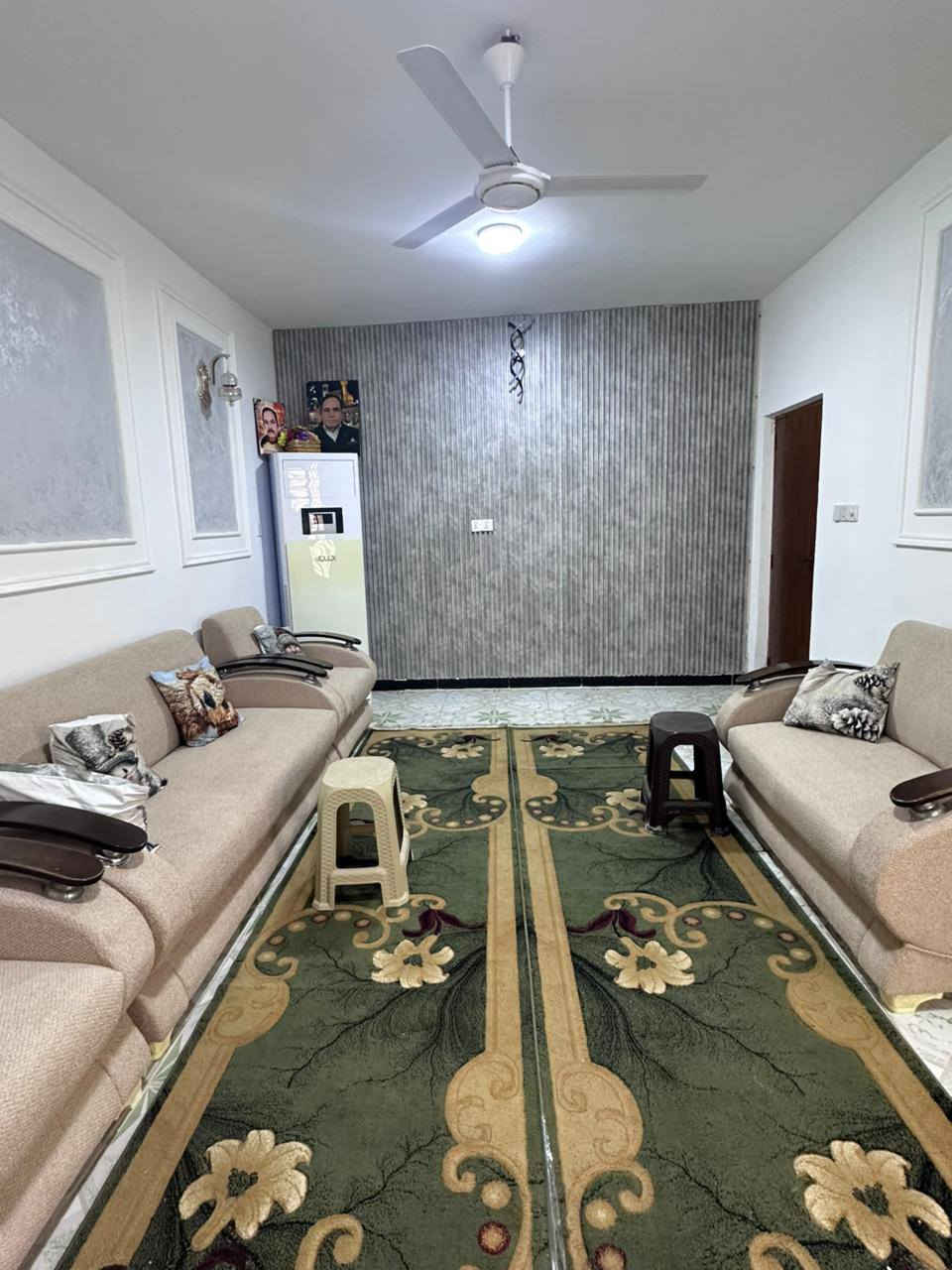 الموقع/ العروبة الثالثة / قرب جامع العسكريين
المساحة/ 200متر
ركن...... طابقين
يحتوي على:
الطابق الارضي:
غرفة عدد2
 استقبال
هول كببر
مطبخ 
صحيات عدد2
الطابق الثاني/
غرفة عدد3
هول كبير 
صحيات/1.... للأستفسار..***********
