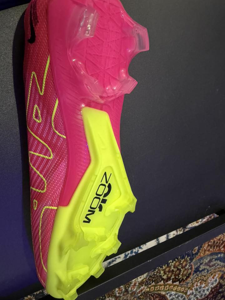 قياس 43
أحذيه أصليه أمزون DHL غير مستخدم 
٣٠ س ع ر
*********** المكان بغداد
