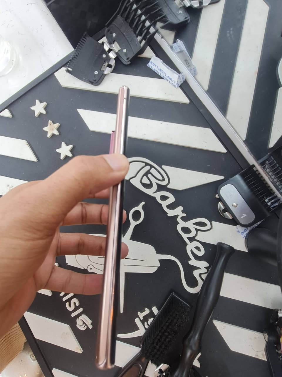 سلام عليكم  اجهزه نوت عشرين. العدد(2)   واحد شاشه ابيع مثل ماموضح بصوره شاشته تعبانه ابيع شاشه لباقي مكفول كله شغال ) الجهاز ثاني مكفول من كلشي عدا سيمكارت ميشتغل بي *********** كلش نضيفات
