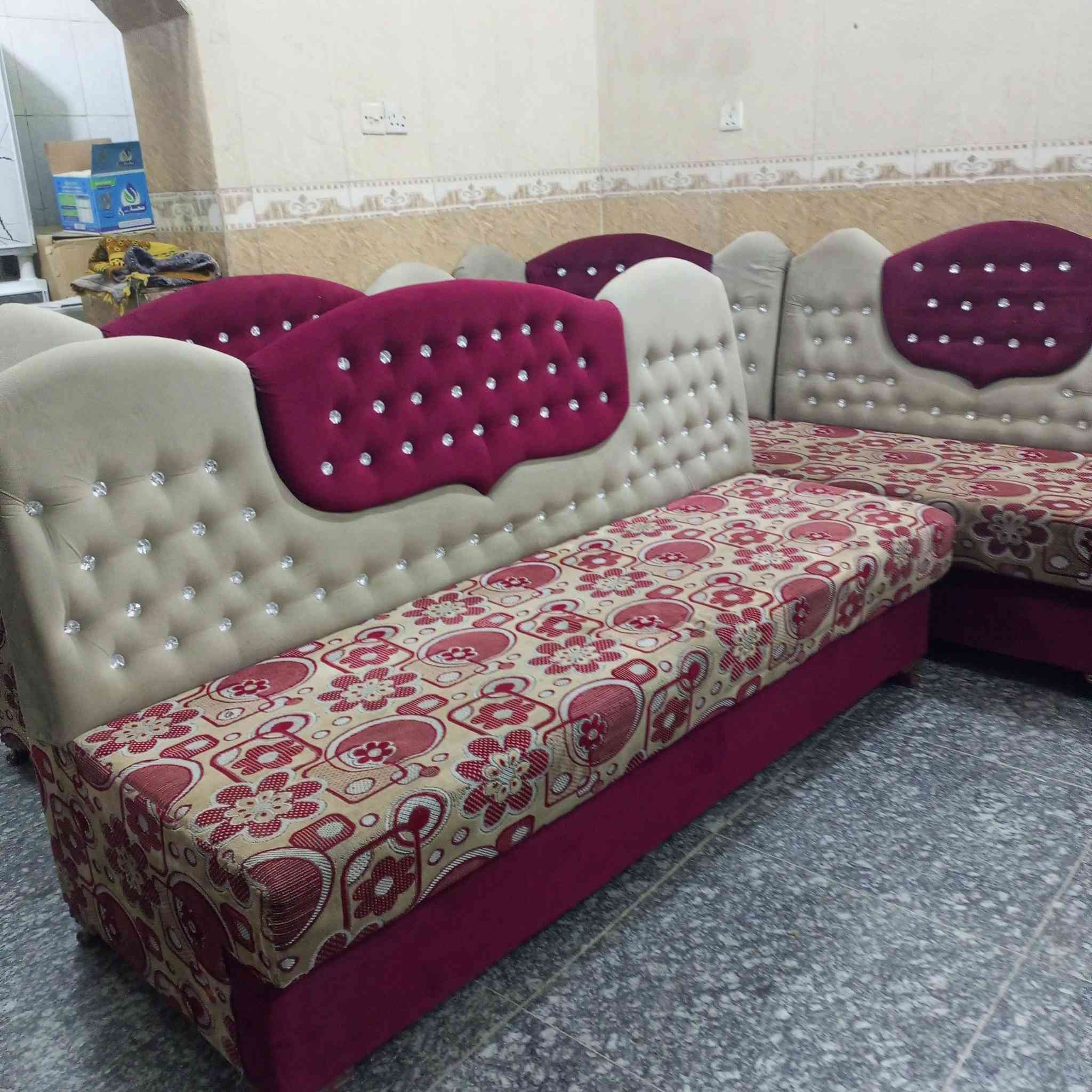 ديوان مستعمل تزكام اخو الجديد ٢٠ مقعد بابل الحمزه الغربي حي الدولار قرب عماره دكتور ناجي أتصال ***********
