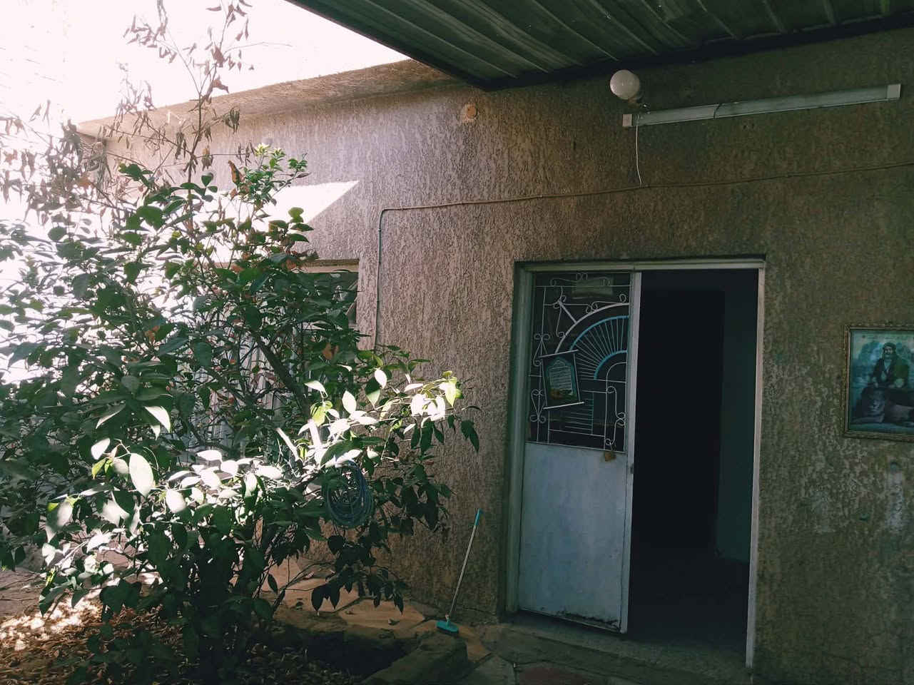 منزل للبيع...
نوع العقار / طابو صرف 

المساحة /205م 

البناء/طابوق والسقف مسلح صب كونكريت

التفاصيل /غرفتين نوم وصالة كبيرة واستقبال كبير ومطبخ كبير وصحيات داخليه وخارجية وحديقة صغيره أمامه ومنور خلفه كبير.

البيت مجهز بالكامل كهرباء وسخان وخزانات ماء اثنان و وخط مولد ذهبي .

جاهز للسكن خدمات كاملة 

العنوان /طويريج شارع البلدية محلة سيد حسين بجانب بيت شيخ عقيل والمولد نهاية سوق النساء مكان للسكن مناسب جدا.

السعر / 115 مليون
موبايل / ***********
              ***********
الأسيا واتساب واتصال للعلم وبخدمتكم
