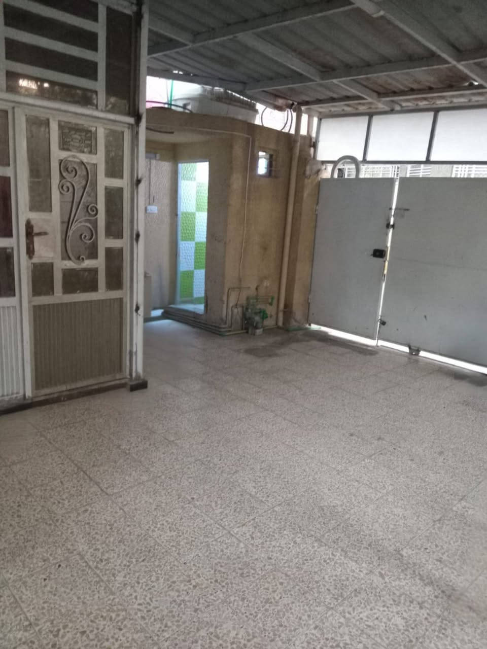 بيت للبيع المساحة ٢١٠ متر  مربع طابو زراعي سند ٢٥
مفصول من الداخل بالسندويج بنل يمكن رفعه ليكون بيت واحد اوابقاءه ليكون بيتين منفصلين تماما 
 البيت الاول يتكون من 
الطابق الاول استقبال ٧× ٥ م ومطبخ ٤×٤ مع حولي كبير 
والطابق الثاني مبني من السندويش بنل بالكامل 
 يحتوي على غرفتين الاولى  ٧×٥ م 
 والثانية ٥×٥  م مع صحيات 
يحتوي البيت الثاني على طابق واحد 
ويشمل 
مطبخ  ٢،٥×٣ مع ممر 
غرفتين قياس الأولى ٥×٥ 
وقياس الثانية ٥×٥ مع صحيات وترك خلفي 
مع كراج يتسع لسيارة مسقف بالكامل
 وحديقة ٤×٥  
وصحيات خارجية
العنوان حي اور الغرير نزلة العيادة الشعبية فرع افران مشكاة
للاستفسار الاتصال على الرقم ***********
