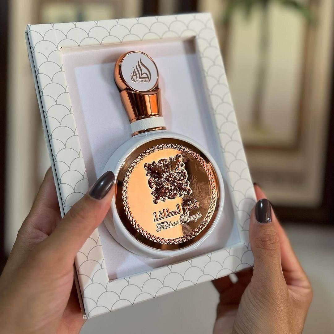 عطور فخر الطافة من شركة لطافة الإماراتية  🇦🇪
🤍 الأبيض (نسائي - نظافة وأنوثة)
 الافتتاحية: ورد، ياسمين، وزهر البرتقال (إحساس بالنظافة).
 القلب: فواكه (فراولة ورمان) مع مسك الروم.
 القاعدة: فانيلا، مسك أبيض، وخشب الصندل (ثبات وعمق فخم).

🖤 الأسود (رجالي - حيوية ورزانة)
 الافتتاحية: تفاح أخضر، زنجبيل، وبرغموت (طاقة وانتعاش).
 القلب: ميرمية، لافندر، توت بري، وإبرة الراعي (لمسة رجولية).
 القاعدة: خشب الأرز، تونكا، عنبر، ولبان (ثبات عالي ورزانة).

💛 الأصفر (جذاب - طاقة وفخامة مخملية)
 الافتتاحية: جريب فروت، فلفل وردي، وفواكه استوائية (طاقة فورية).
 القلب: مسك الروم، سوسن، وياسمين (نعومة مخملية).
 القاعدة: عنبر، فانيلا، خشب الصندل، ومسك أبيض 🤍

سعر القطعة بالخاص


**إذا كنت صاحب هذا الإعلان وتريد حذفه لأي سبب، رجاءا أرسل رسالة إلى الدعم الفني**
