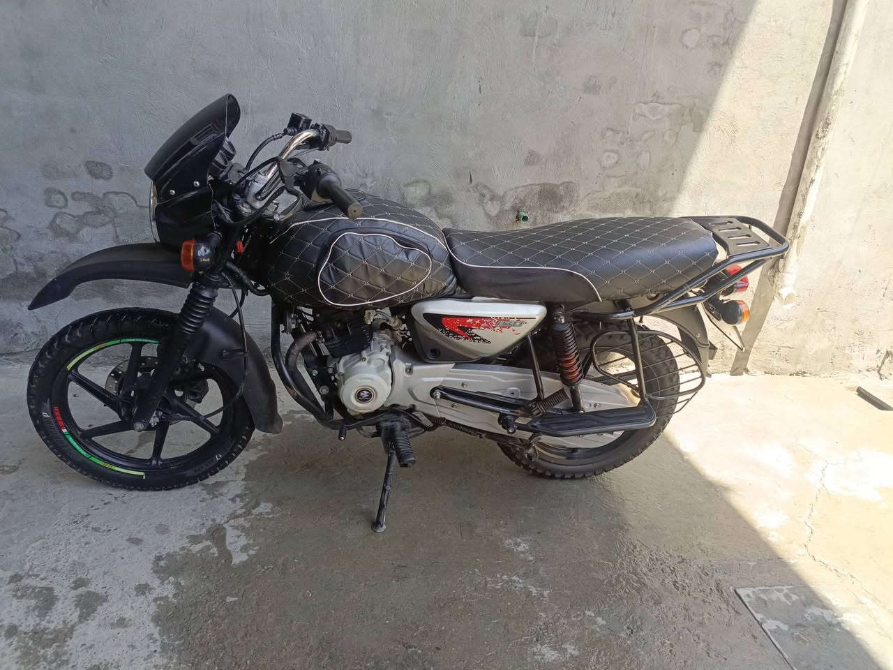 السلام عليكم شباب دراجه بوكسر موديل 23 نظيفه مكينه ما مفتوحه بيه بس عطجات ثنين ب تانكي مال بانزين فقط الدراجه سعره مليون و250 وبيه مجال بسيط الرقم ***********
