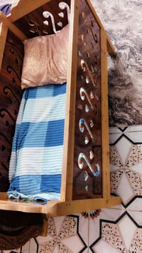 سرير اطفال • ما بيها ضرر • لحد ٥ سنوات