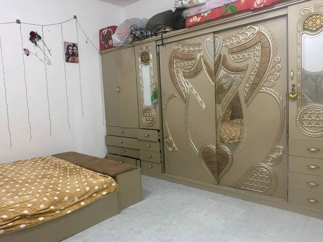 غرفه تركيه للبيع العنوان الاسكان الصناعي السعر 800وبيهه مجال قليل تواصل واتساب ***********