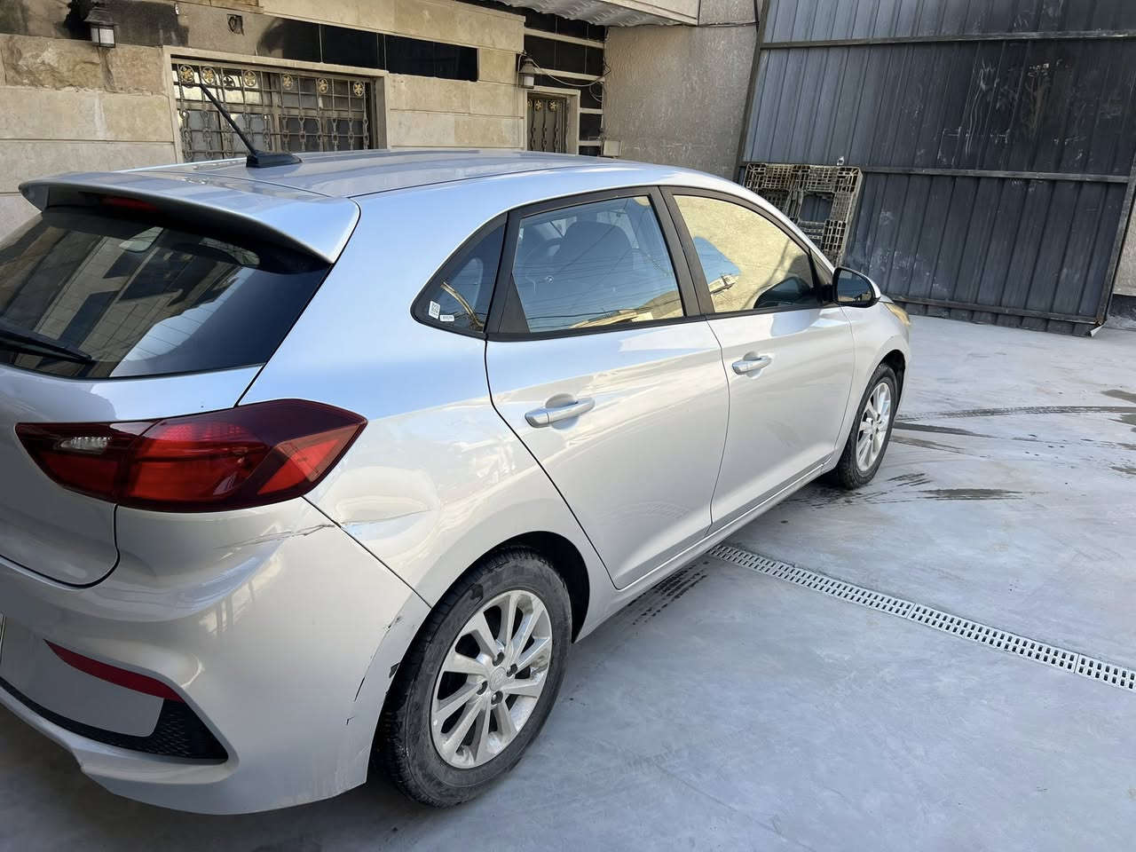 السلام عليكم اكسنت هاج باك ٢٠١٩ 
وارد كندي 
حادثها  بيها جاملغ وباب سايق وصبغ بنيد بس صبغ وبيها طخة بل جاملغ الخلفي مثل ما موضح بل صور ماشية ٩٥ الف كيلو السيارة على ايدي
 حرة بغداد 
شاشة كبيرة بلادية تدعم ابل كار 
كامرة دوارة بلادية
تدفئة كشنات 
مود سبورت 
لايت ابيض لد 
وباقي الموصفات المعروفة 

السعر ٩٤ وبيها مجال بسيط 
***********
