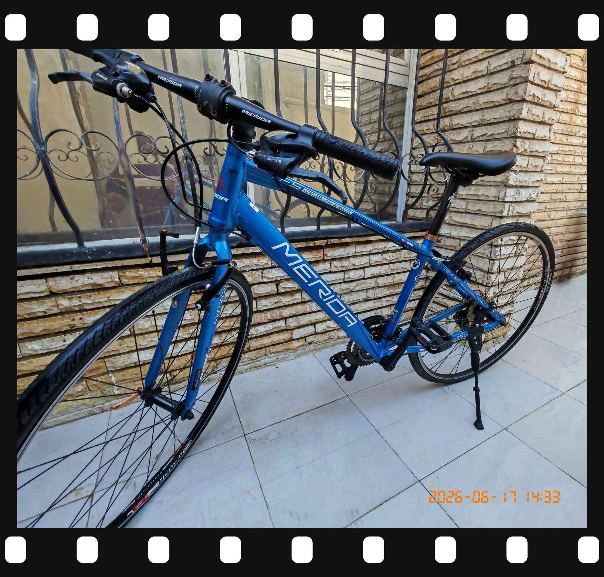 🚲 للبيع بايسكل MERIDA Crossway 

بايسكل أصلي ماركة MERIDA موديل Crossway 
نوعه Hybrid / Trekking مناسب للرياضة، المشاوير اليومية، والشارع.

المواصفات:
✅ فريم ألمنيوم خفيف ومتين
✅ قياس تاير 700C 
✅ كير Shimano Tourney TX
✅ بريكات V-Brake أمامي وخلفي
✅ مقود مستقيم ومريح
✅ حالة جيدة ونظيف مثل ما واضح بالصور

السعر: 200 الف
المكان: بغداد / الغزالية 
للاستفسار  ***********
