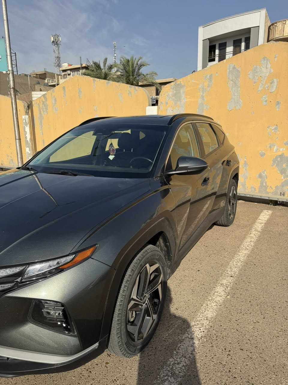 توكسان 2023 (امريكي )
ماشيه k47. مكينه. 2.5 GDI

لون. اخضر (زيتوني) 

حادثها مثل مموضح. شبر جاملغ   وشويه من البنيد. راجع. نفسه. بدون تبديل 

رقم بغداد الدولي بأسمي 

مواصفات. ..

تشغيل. عن بعد 

بصمة بيبان 

بصمة تشغيل 

كشنات جلد 

تدفئه الكشنات الاماميه

قطعتين تبريد 

شحن ماك سيف

تحكمات كشنات كهرباء 

جنطه كهرباء 

دشبول لمس 

نقاط عمياء 

فتحه 

دخول ترحيب 

رادار. امامي خلفي 

كامرا خلفيه 

انضمة قيادة 4

تاير وكيل كب النجمه المميز 

سبير منازل 

السياره مكانها( بغداد البلديات )

خط.  وواتساب

 (***********)

السعر. <*202*> وبيها مجال بسيط
