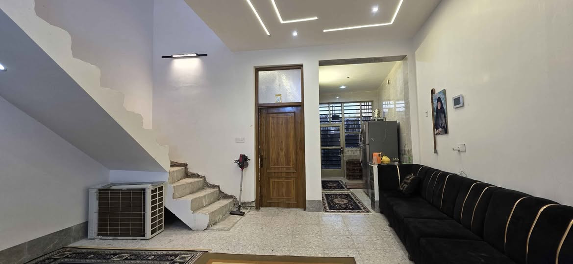 سلام عليكم مرخصةمديرالاكروب بيت ١٤٠ متر واجه ٧ بناء درجه اولى فول شكد متعوب عليه وتجي اجيك وشوف من كول نواحي شغل درجه اولى طابقين غرفتين نوم  سويتات مطبخ  سطح كراج كبير صحيات ٣ كامرات وحاكيه صورت صوت البيت عمل اناره مع سقف برو فايل حديد درجه اوله بيبان خشب درجه اوله رفت ٥٠ سم على فرع رئيسي ليس داخل فرع عرض ١١ خدمات كامله فول كماليه حي السلام شارع المستشفى الجديد وسعر بالنسبه المنطقه مناسب اتصل وتدلل *********** الخالص, ديالى
