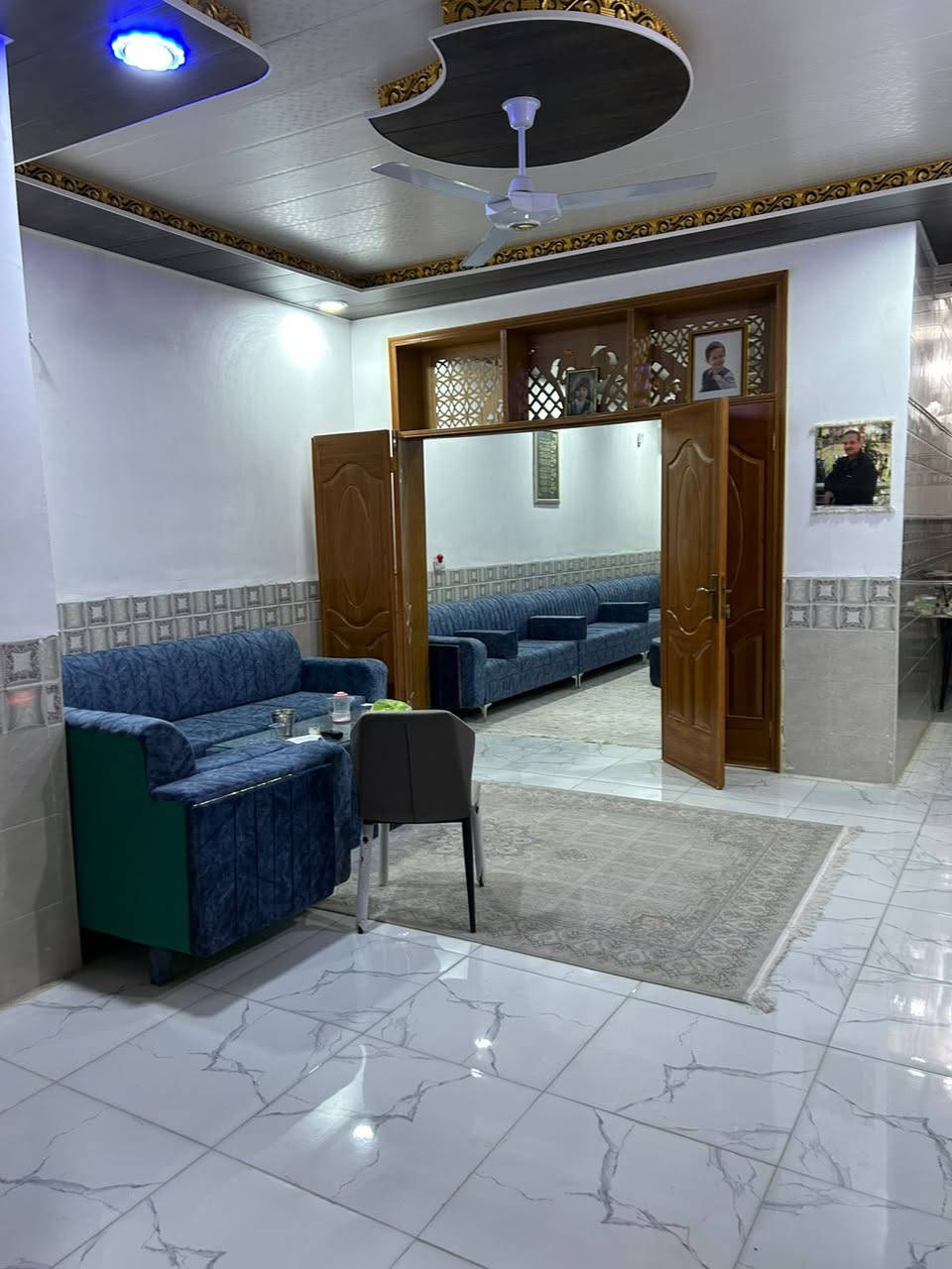 150متر السعر 70بدون اثاث مع لاثاث 95وبي مجال الاثاث كله درجه اوله مطبخ كامل الصاله والاستقبال تخم سبالات مبرده كامرات غرفتين اخشاب البيت كامل بس تجي تكعد بي اوًبي مجال البيت جاهز السكن 
الطابو: زراعي + إقرار محكمه بأسمك  مقابيل قرية الغدير عمود 327
 خدمات كامله قريب السوق  ( الشارع + البيت مرقم من البلديه)  
🏗️ البناء: درجة أولى
🔹 صب كونكريت
🔹 طابوق جمهوري
🔹 أرضيات بورسلين
🔹 جدران سيراميك
📌 يحتوي على:

* غرفة عدد 2
* صالة عدد 2
* مطبخ
* صحيات داخليه وخارجيه 
***********
