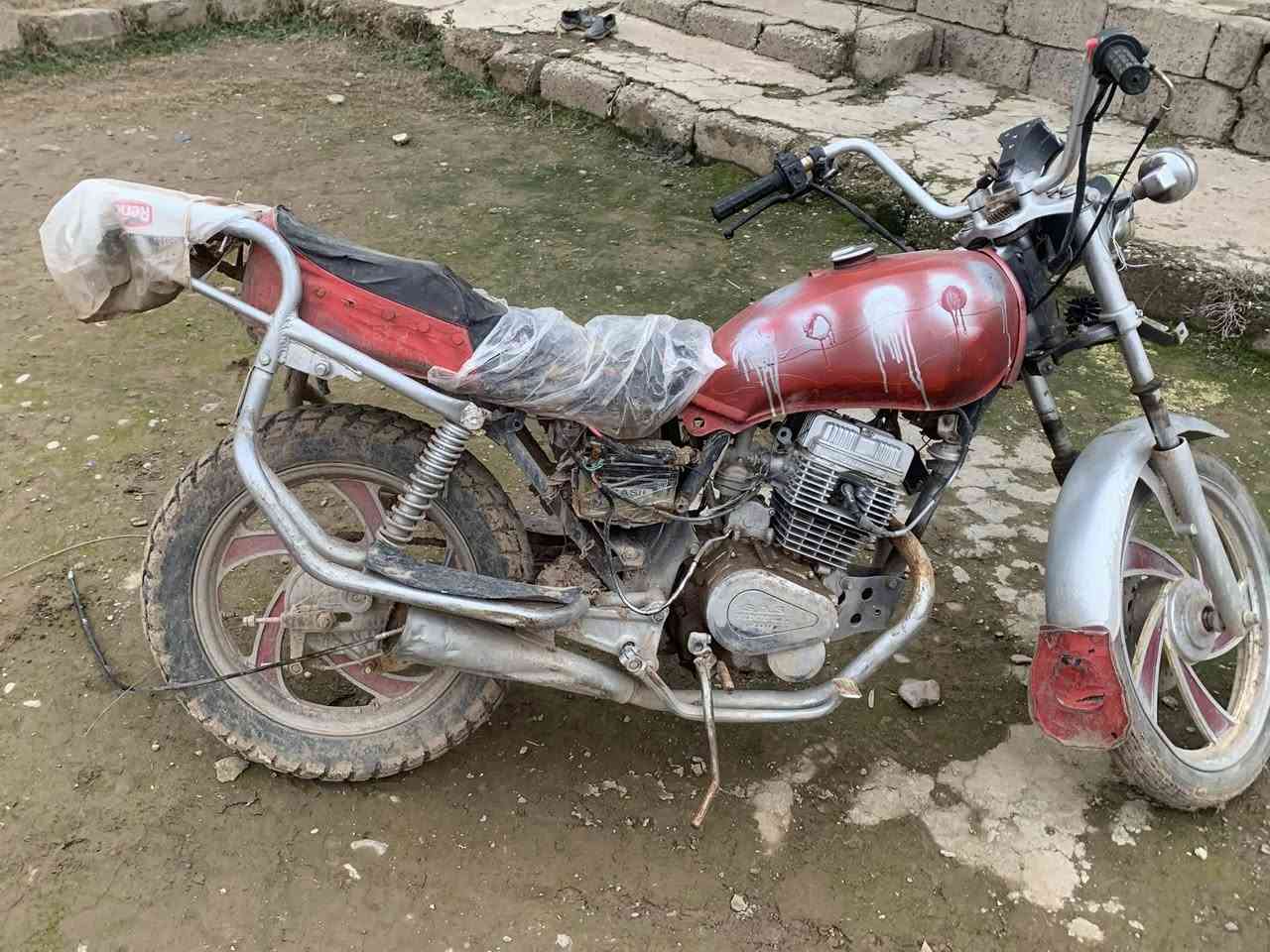 سلام وعليكم ماطور للبيع حجم المحرك ٢٠٠ سيسي  الماطور يعوزه كلج يعوزه هندر منكسر الهندر مسلك يعني تصرف علي ١٥ يمشي السعر ١٠٠ الف ناحيه قياره القريه الجواعنه الرقم ***********اتصل علي او واتساب متوفر
