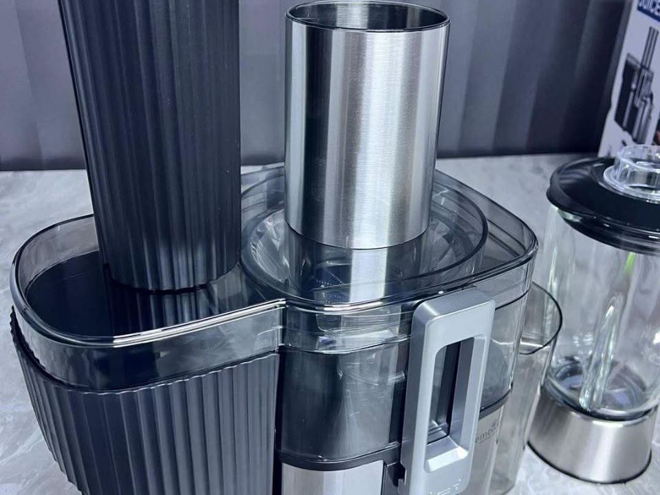 ست البيت و عصارة متعددة الوظائف امبليوم

 Embleme –
 4 in 1 (1500W)
جهاز قوي واحترافي يجمع أكثر من وظيفة في جهاز واحد بتصميم أنيق ستانلس ستيل ✨
⚡ المواصفات الفنية:
القدرة الكهربائية: 1500 واط
الجهد الكهربائي: 220–240 فولت
عدد السرعات: 9 سرعات
نوع التحكم: لمس (Touch Control)
فتحة الإدخال: 85 ملم (أنبوب تغذية واسع)
🔄 الوظائف (4 في 1):
✅ عصارة فواكه وخضروات
✅ خلاط (Mixer)
✅ طاحونة (Grinder)
✅ مفرمة لحم (Meat Grinder)
🛠 المميزات:
محرك قوي بملف نحاس لتحمل التشغيل المكثف
شاشة رقمية أمامية
فلتر ستانلس ستيل غير قابل للصدأ
قاعدة ثابتة مانعة للانزلاق
تصميم أنيق مناسب للمطابخ الحديثة
من الصورة واضح أيضاً أنها تجي مع:
إبريق خلاط زجاج
وعاء محضّر طعام
طاحونة صغيرة
ملحق فرم اللحم

السعر 125 الف
#ست_البيت_للتجهيز_المنزلي #اليسر_للاجهزه_المنزلية_والكهربائية #العراق_السعودية_قطر_الامارات_الكويت_البحرين_اليمن_الخليج_سوريا_مصر_لبنان_الجزائر_تونس_المغرب_قطر_دبي #اكسبلور_تيك_توك #العراق🇮🇶🇮🇶🇮🇶🇮🇶🇮🇶🇮🇶


**إذا كنت صاحب هذا الإعلان وتريد حذفه لأي سبب، رجاءا أرسل رسالة إلى الدعم الفني**