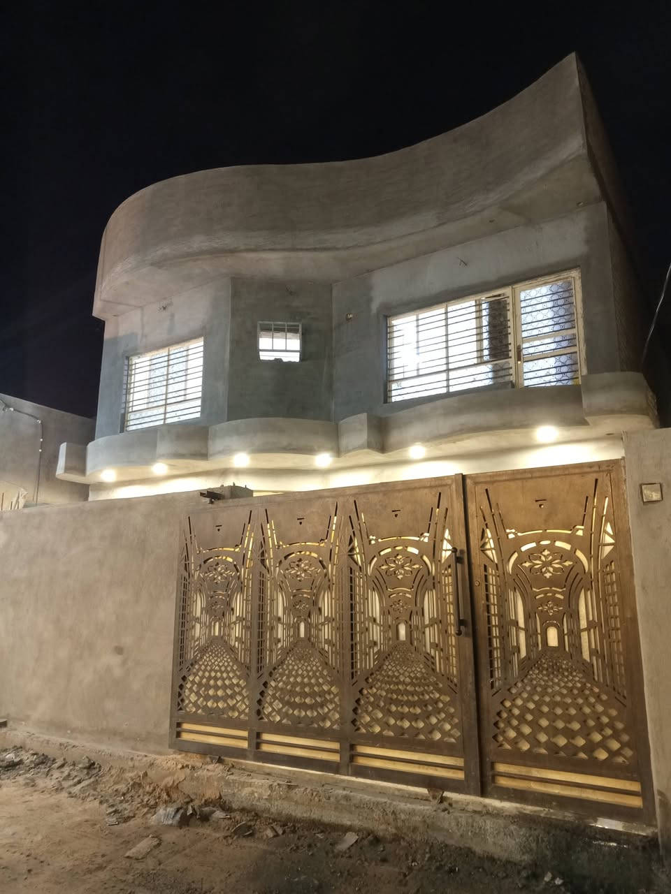 سلام عليكم مرخصت الادمن
بيت للبيع 
صالة + غرف نوم 3+حولي 2 في الطابق الاول و الثاني
طرمة كراج صحيات داخل و خارج مطبخ كبير 
المساحة 210
العنوان الطارمية شارع الشهداء 
قرب جامع عمر بن العزيز 
للئستفسار على هذه الأرقام
***********
***********
